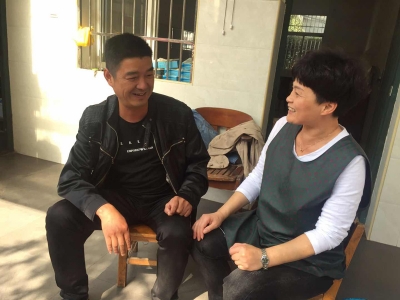 黨員走訪職工家屬，為同事解決疑難問題