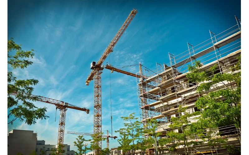建筑施工項(xiàng)目管理項(xiàng)目是建筑施工企業(yè)最基本的業(yè)務(wù)單元，企業(yè)開(kāi)展數(shù)字化轉(zhuǎn)型要以項(xiàng)目為基石，緊緊圍繞不同項(xiàng)目類(lèi)型、階段、業(yè)務(wù)全場(chǎng)景開(kāi)展，最終實(shí)現(xiàn)企業(yè)數(shù)字化轉(zhuǎn)型升級(jí)。隨著工程建設(shè)項(xiàng)目投資規(guī)模增長(zhǎng)，建筑物形式多樣、體量大、結(jié)構(gòu)復(fù)雜，同時(shí)建筑施工周期長(zhǎng)，使用的材料品種多，耗用量大。建筑施工項(xiàng)目管理主要呈現(xiàn)以下特點(diǎn)。覆蓋面廣建筑施工項(xiàng)目管理綜合性強(qiáng)、涉及面廣，需要工程、商務(wù)、技術(shù)等部門(mén)多方協(xié)同，同時(shí)還涉及建筑、